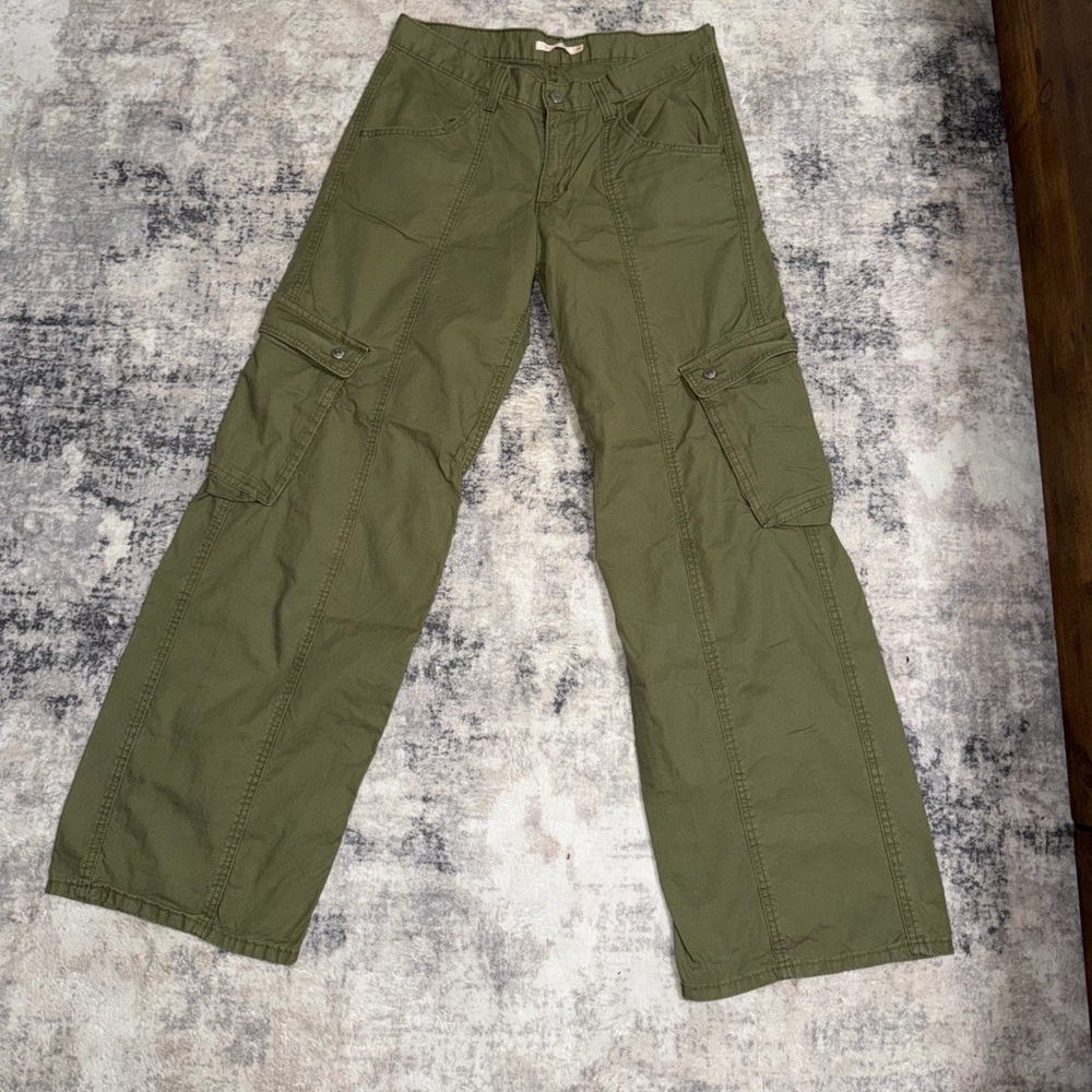 Levis women wide leg cargo pants 30